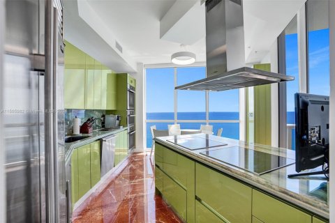 Condo in Sunny Isles Beach, Florida, 2 bedrooms № 1959824 - photo 13