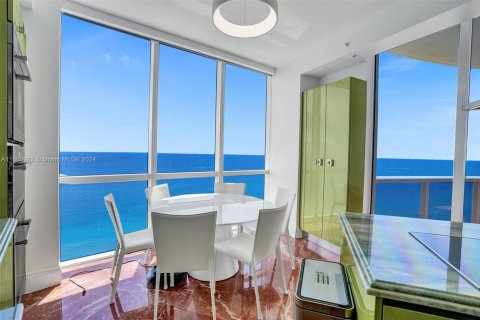 Condo in Sunny Isles Beach, Florida, 2 bedrooms № 1959824 - photo 12