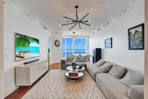 Condo in Sunny Isles Beach, Florida, 2 bedrooms № 1959824 - photo 2