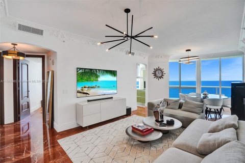 Condo in Sunny Isles Beach, Florida, 2 bedrooms № 1959824 - photo 1