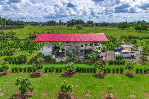 Commercial property in Miami, Florida № 1712716 - photo 1