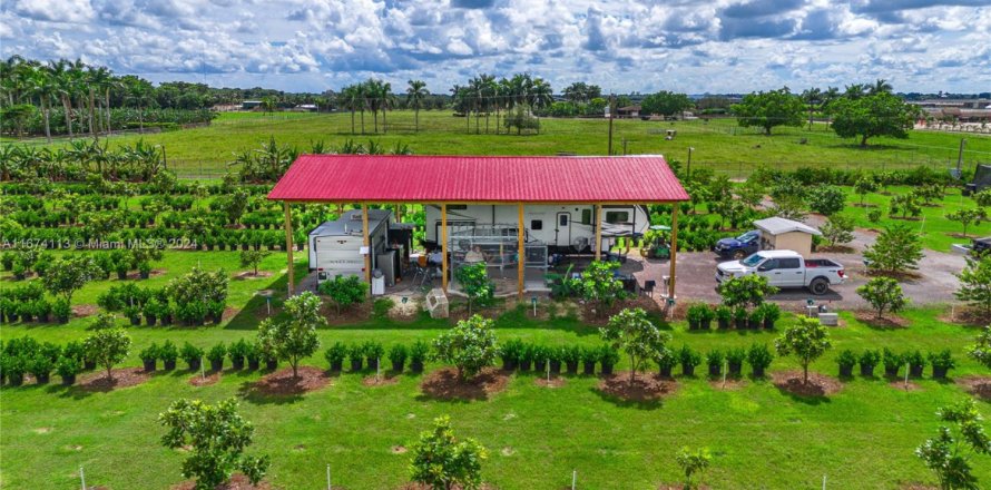 Commercial property in Miami, Florida № 1712716