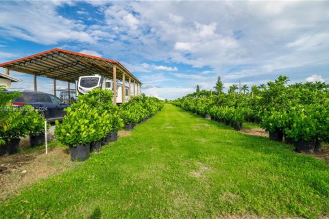 Commercial property in Miami, Florida № 1712716 - photo 11