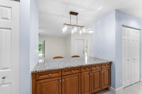 House in Haverhill, Florida 5 bedrooms, 242.47 sq.m. № 2178853 - photo 19