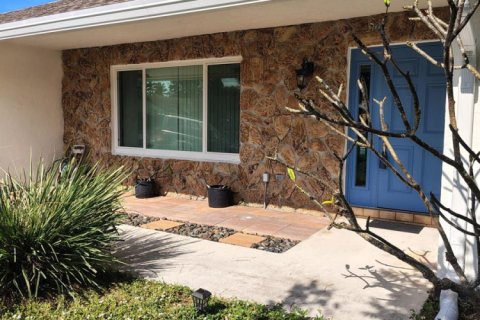 House in Haverhill, Florida 5 bedrooms, 242.47 sq.m. № 2178853 - photo 5