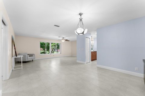 House in Haverhill, Florida 5 bedrooms, 242.47 sq.m. № 2178853 - photo 11