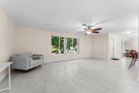 House in Haverhill, Florida 5 bedrooms, 242.47 sq.m. № 2178853 - photo 10