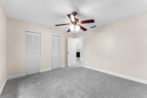 House in Haverhill, Florida 5 bedrooms, 242.47 sq.m. № 2178853 - photo 30