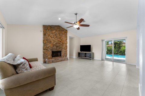 House in Haverhill, Florida 5 bedrooms, 242.47 sq.m. № 2178853 - photo 14