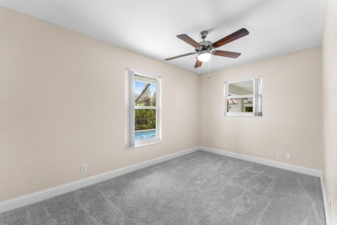 House in Haverhill, Florida 5 bedrooms, 242.47 sq.m. № 2178853 - photo 26