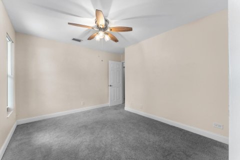 House in Haverhill, Florida 5 bedrooms, 242.47 sq.m. № 2178853 - photo 25