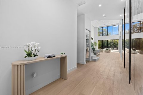 House in Miami, Florida 6 bedrooms, 398.27 sq.m. № 1941328 - photo 8