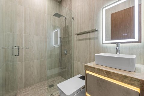 House in Miami, Florida 6 bedrooms, 398.27 sq.m. № 1941328 - photo 26