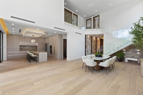 House in Miami, Florida 6 bedrooms, 398.27 sq.m. № 1941328 - photo 16