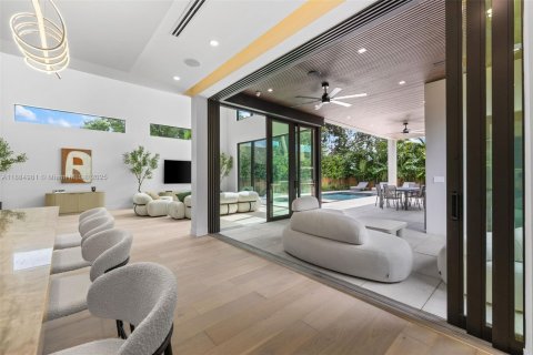 House in Miami, Florida 6 bedrooms, 398.27 sq.m. № 1941328 - photo 18