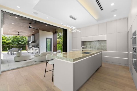 House in Miami, Florida 6 bedrooms, 398.27 sq.m. № 1941328 - photo 22