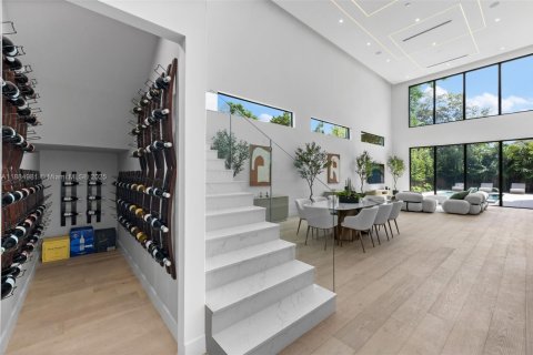 House in Miami, Florida 6 bedrooms, 398.27 sq.m. № 1941328 - photo 27