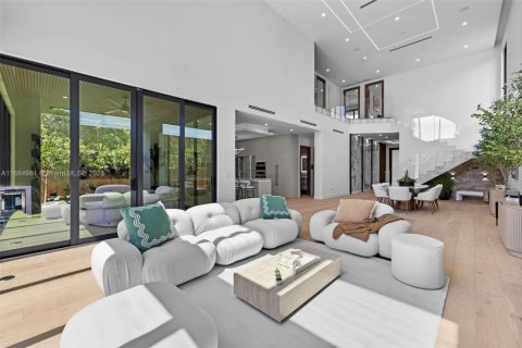 House in Miami, Florida 6 bedrooms, 398.27 sq.m. № 1941328 - photo 10