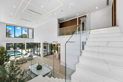 House in Miami, Florida 6 bedrooms, 398.27 sq.m. № 1941328 - photo 28