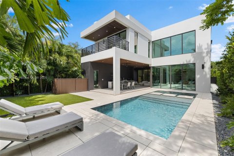 House in Miami, Florida 6 bedrooms, 398.27 sq.m. № 1941328 - photo 2