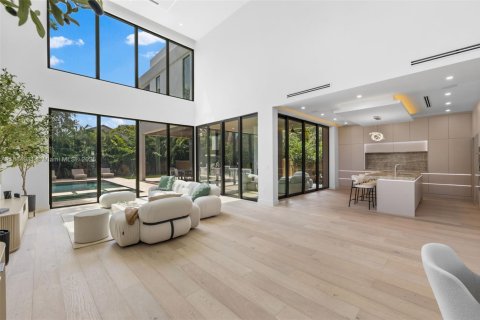 House in Miami, Florida 6 bedrooms, 398.27 sq.m. № 1941328 - photo 15
