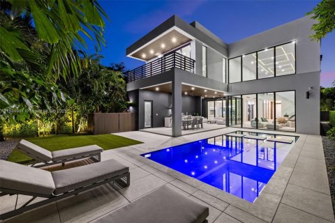 House in Miami, Florida 6 bedrooms, 398.27 sq.m. № 1941328 - photo 1