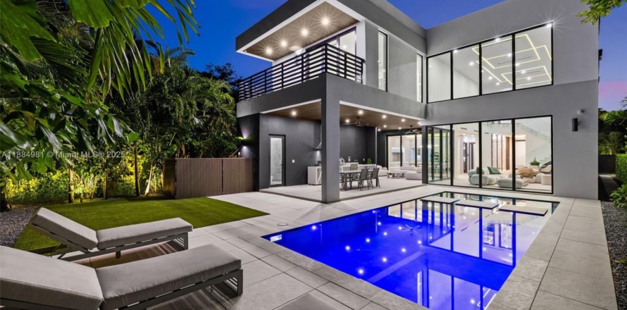 House in Miami, Florida 6 bedrooms, 398.27 sq.m. № 1941328