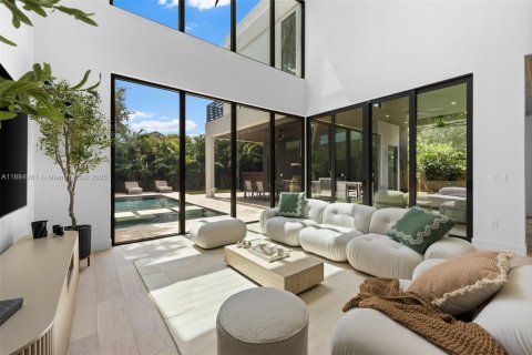 House in Miami, Florida 6 bedrooms, 398.27 sq.m. № 1941328 - photo 11