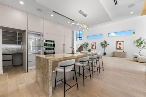 House in Miami, Florida 6 bedrooms, 398.27 sq.m. № 1941328 - photo 21