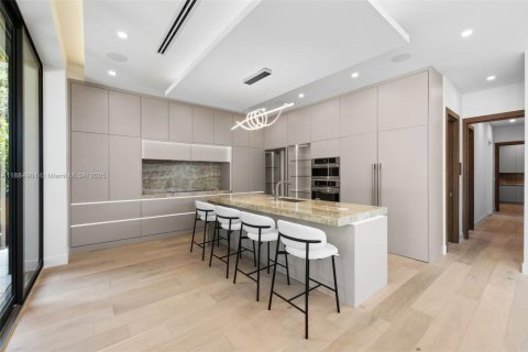 House in Miami, Florida 6 bedrooms, 398.27 sq.m. № 1941328 - photo 19