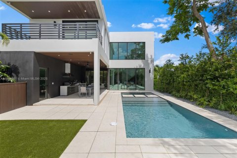 House in Miami, Florida 6 bedrooms, 398.27 sq.m. № 1941328 - photo 4