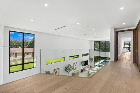 House in Miami, Florida 6 bedrooms, 398.27 sq.m. № 1941328 - photo 30