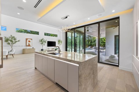 House in Miami, Florida 6 bedrooms, 398.27 sq.m. № 1941328 - photo 17