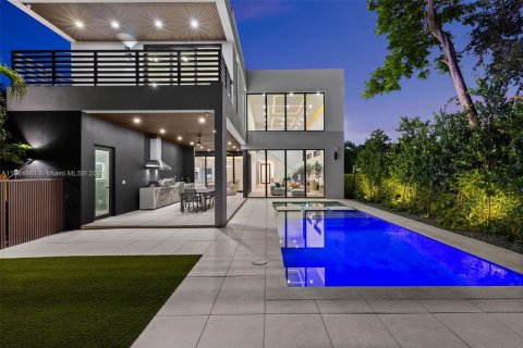House in Miami, Florida 6 bedrooms, 398.27 sq.m. № 1941328 - photo 3