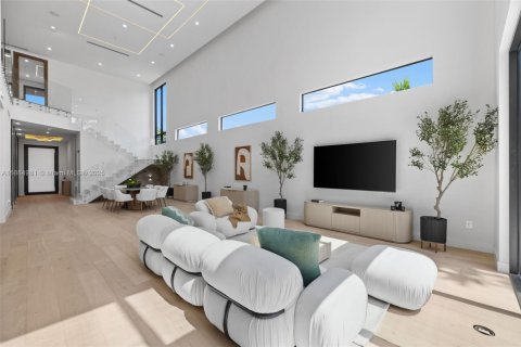 House in Miami, Florida 6 bedrooms, 398.27 sq.m. № 1941328 - photo 12