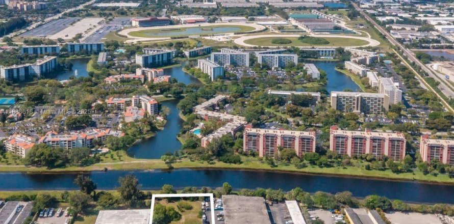 Propiedad comercial en Pompano Beach, Florida № 1941218