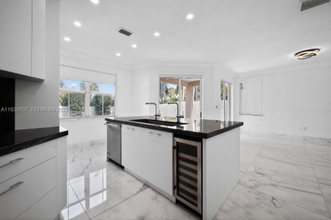 Купить виллу или дом в Дорал, Флорида 6 комнат, 199.18м2, № 1991966 - фото 7