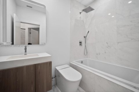 Купить виллу или дом в Дорал, Флорида 6 комнат, 199.18м2, № 1991966 - фото 23