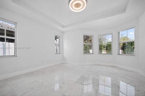 Купить виллу или дом в Дорал, Флорида 6 комнат, 199.18м2, № 1991966 - фото 13