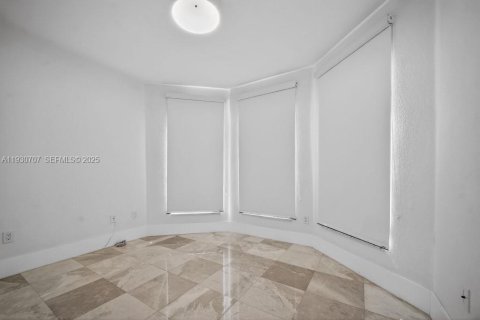 Купить виллу или дом в Дорал, Флорида 6 комнат, 199.18м2, № 1991966 - фото 11