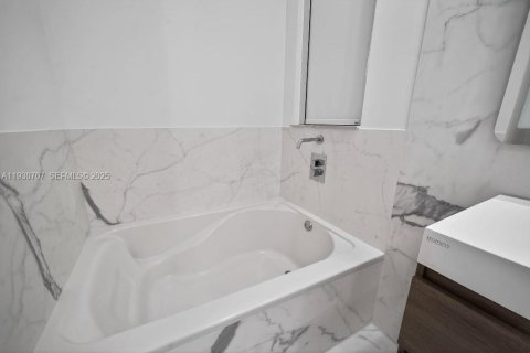 Купить виллу или дом в Дорал, Флорида 6 комнат, 199.18м2, № 1991966 - фото 25