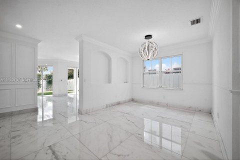 Купить виллу или дом в Дорал, Флорида 6 комнат, 199.18м2, № 1991966 - фото 10