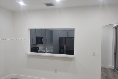 Villa ou maison à louer à Cooper City, Floride: 3 chambres, 148.83 m2 № 2076338 - photo 2