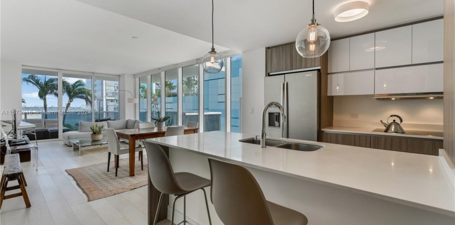 Condo in Miami, Florida, 3 bedrooms  № 1170849