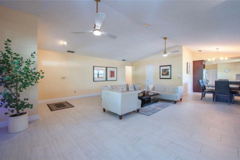 House in Tampa, Florida 3 bedrooms, 158.4 sq.m. № 1718848 - photo 8