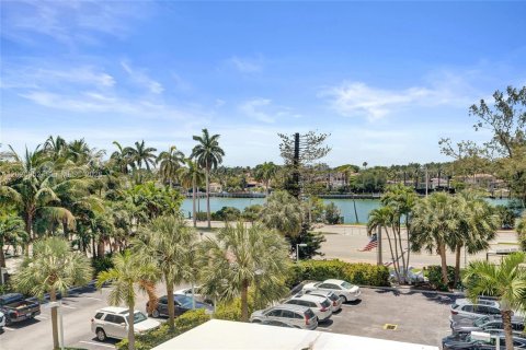 Condo in Miami Beach, Florida, 1 bedroom № 2270988 - photo 12