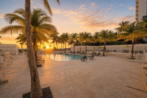Condo in Miami Beach, Florida, 1 bedroom № 2270988 - photo 11