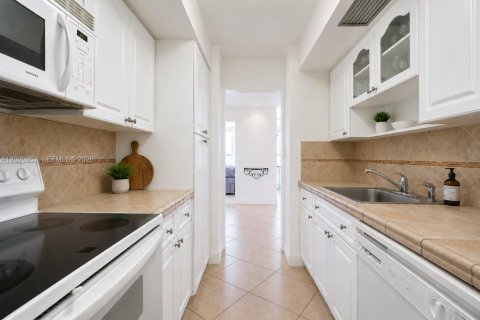Condo in Miami Beach, Florida, 1 bedroom № 2270988 - photo 7