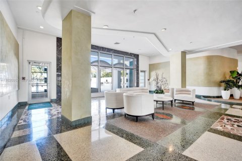 Condo in Miami Beach, Florida, 1 bedroom № 2270988 - photo 13