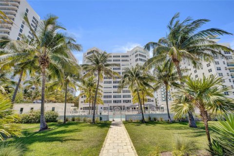 Condo in Miami Beach, Florida, 1 bedroom № 2270988 - photo 21